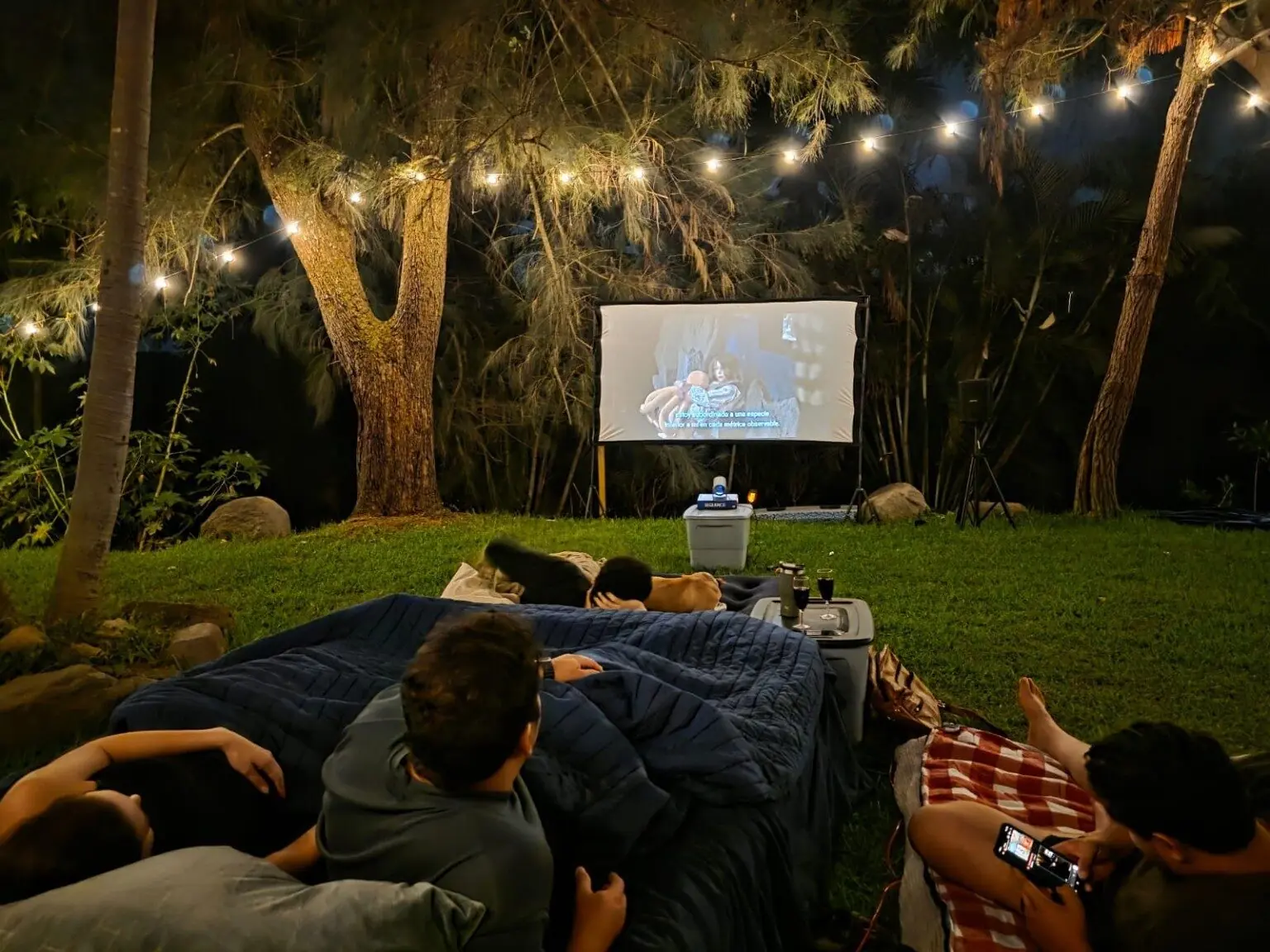Función de películas al aire libre en el jardín de Rancho Fuencaudal