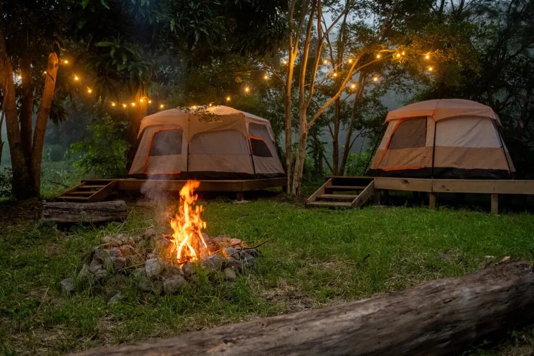 Glamping con fogata