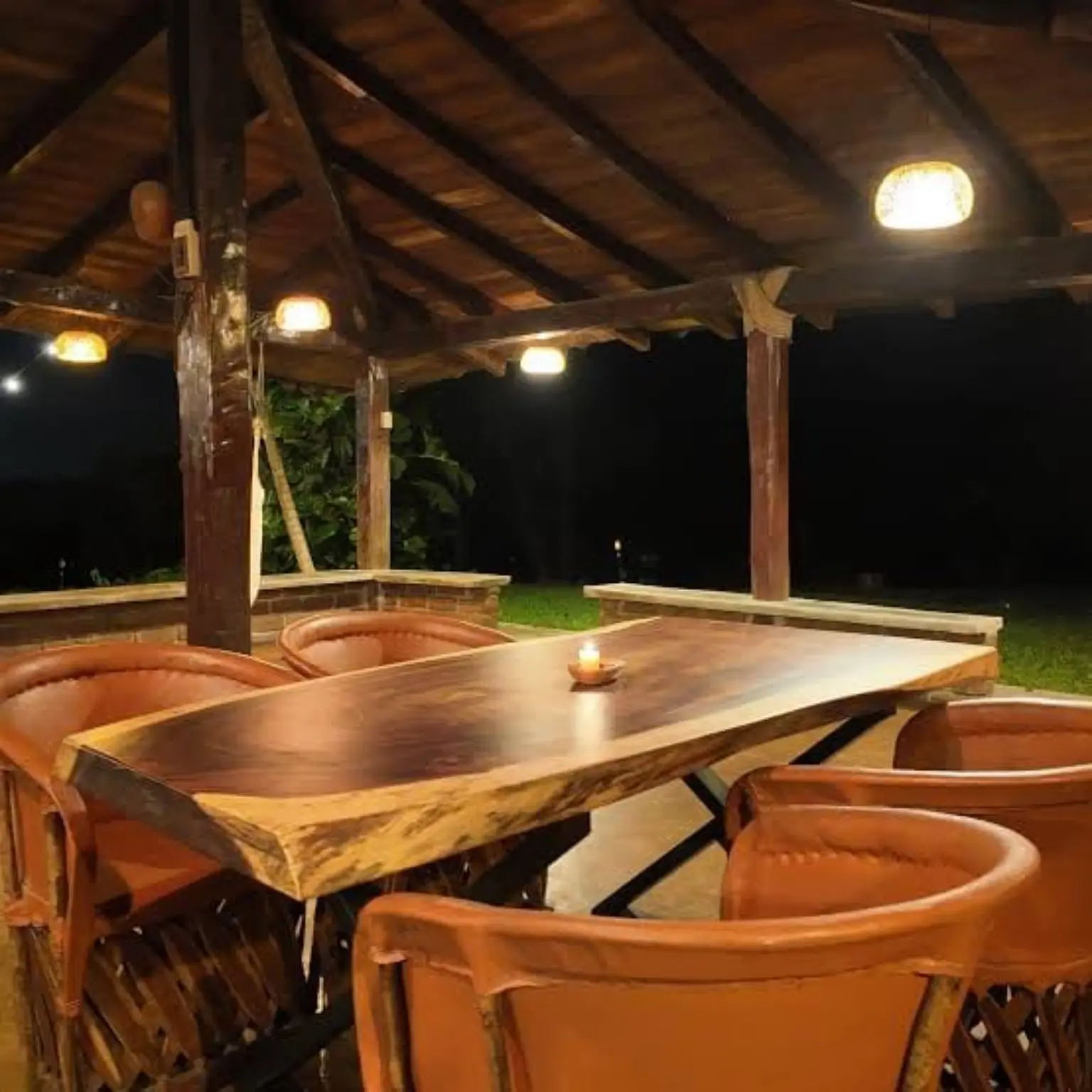 Comedor de la terraza preparado por la noche