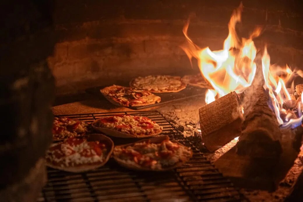 Pizzas al horno de leña