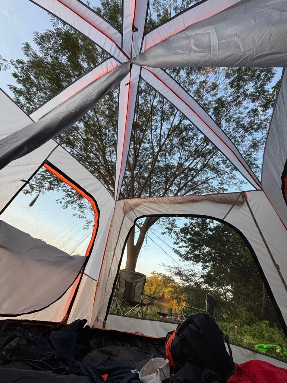 Vista desde dentro de la carpa